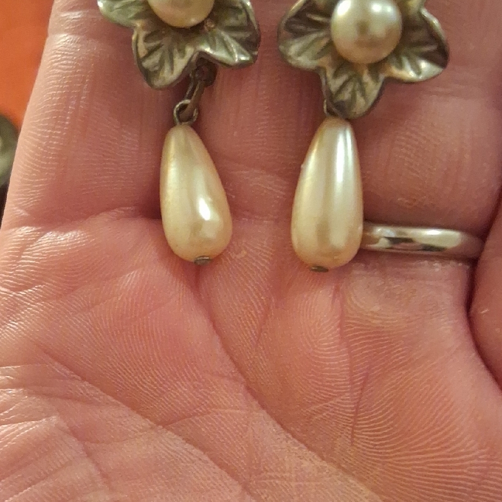 Elegant Floral Pearl Drop Earrings - Picture 3 of 6